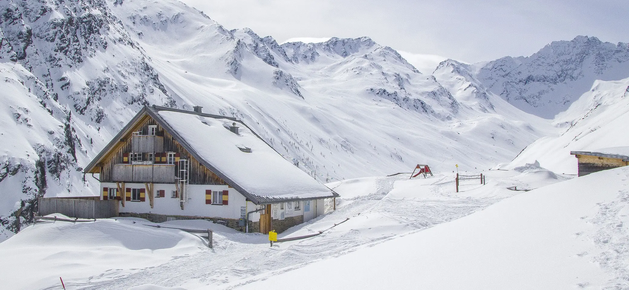 Potsdammer Hütte im Winter, Blick aus Tal-Richtung  | © Ira Kreutzer & Sven Bissert