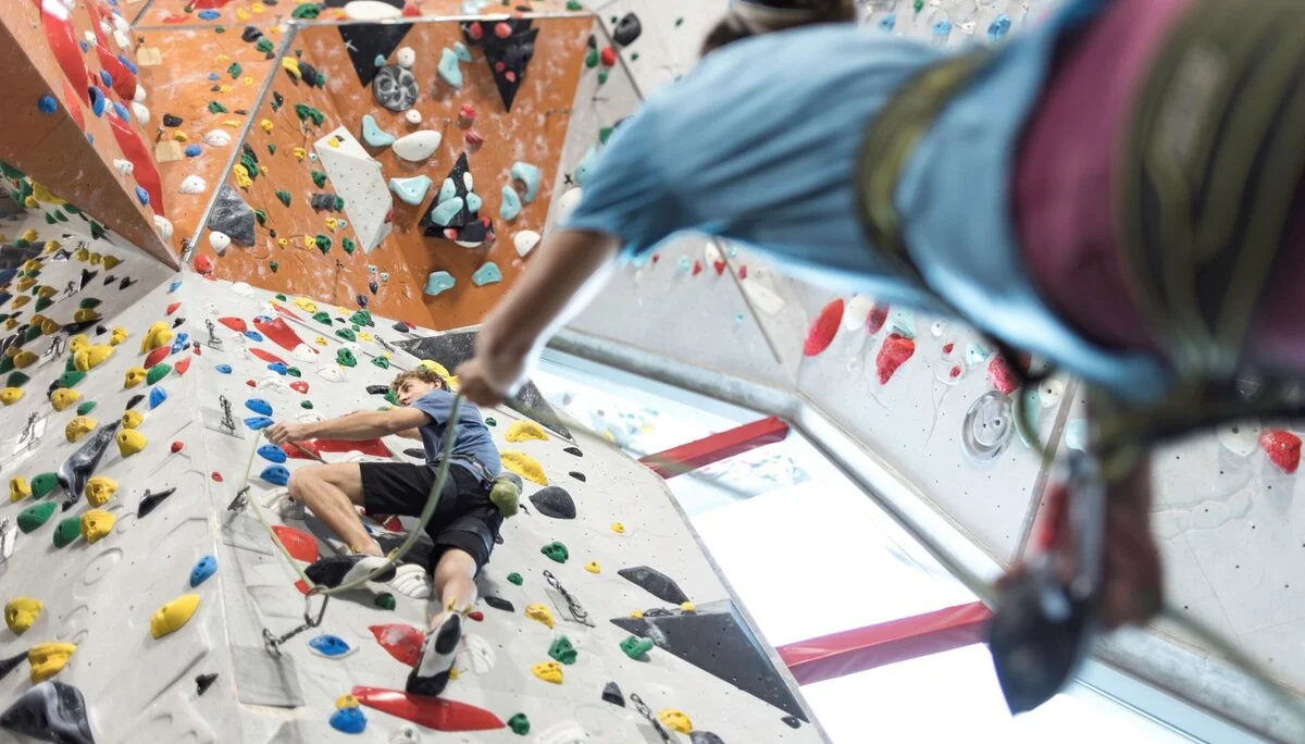 Sicherung beim Klettern: Eine Frau unterstützt ihren Kletterpartner in der Wand | © DAV / Jens Klatt