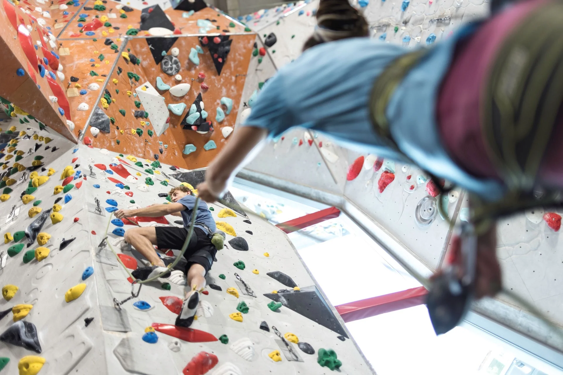 Sicherung beim Klettern: Eine Frau unterstützt ihren Kletterpartner in der Wand | © DAV / Jens Klatt