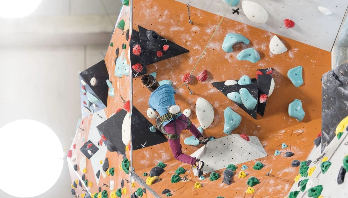 Sportler beim Klettern in einer DAV-Kletterhalle | © DAV / Jens Klatt