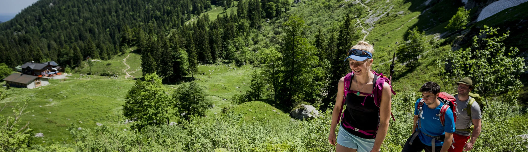 Drei Wanderer auf einem steinigen Bergpfad in den Chiemgauer Alpen | © DAV/Hans Herbig