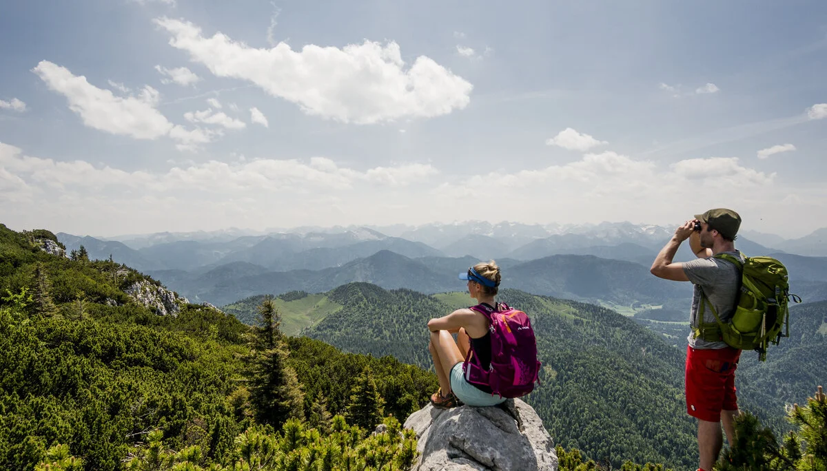 Zwei Wanderer genießen die Aussicht in den Chiemgauer Alpen | © DAV/Hans Herbig