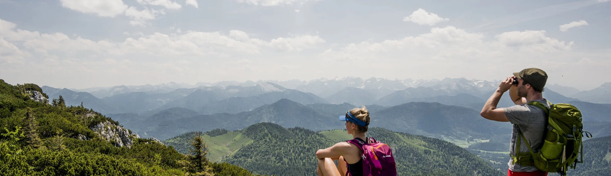 Zwei Wanderer genießen die Aussicht in den Chiemgauer Alpen | © DAV/Hans Herbig